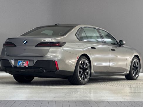 Used 2023 BMW i7 xDrive60 AWD/4WD image 9