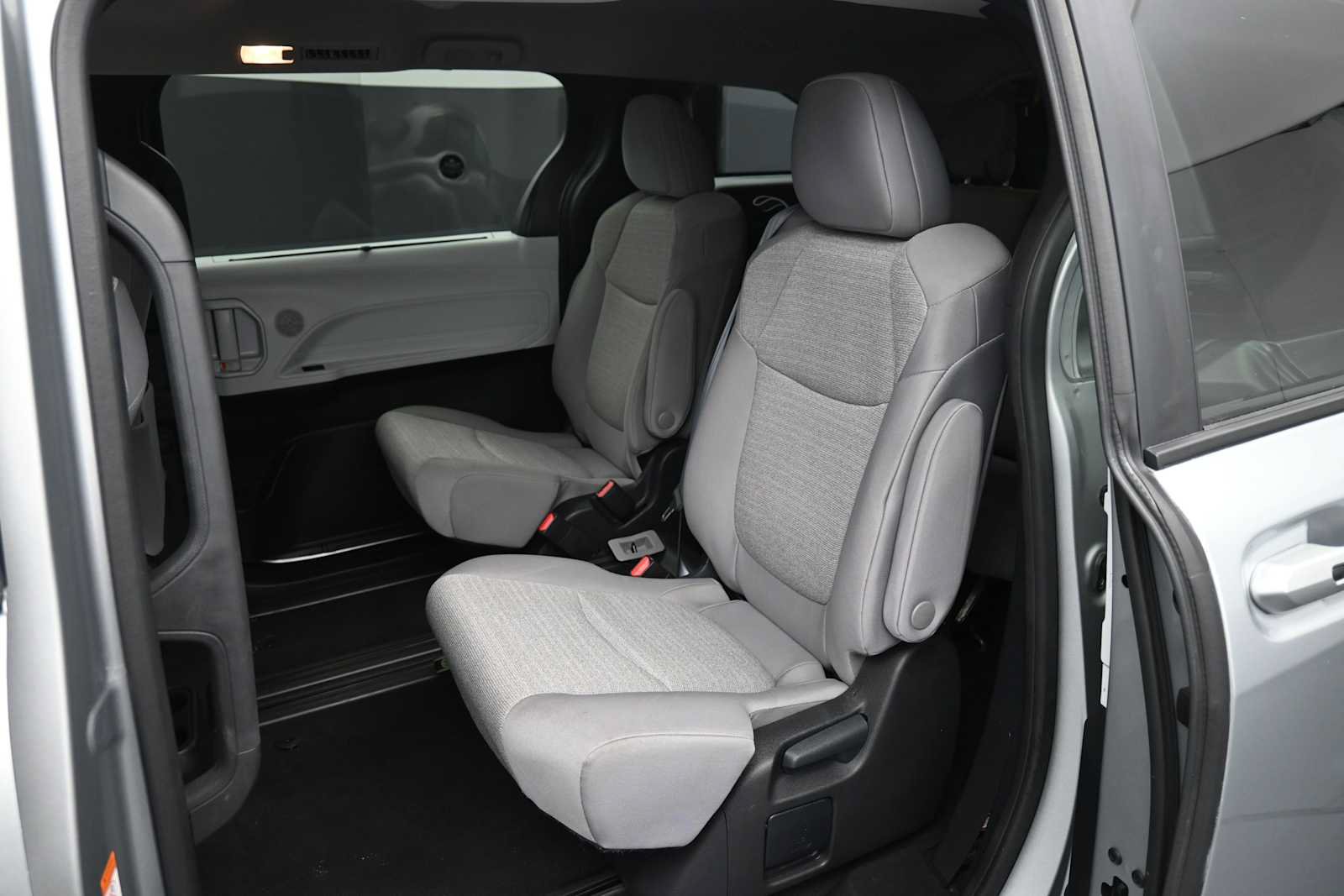 Used 2025 Toyota Sienna LE FWD image 21