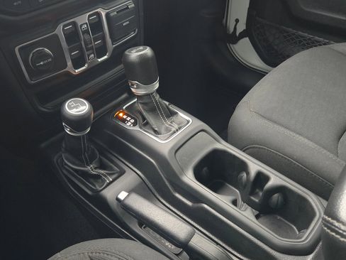 Used 2021 Jeep Wrangler Unlimited Sahara AWD/4WD image 30