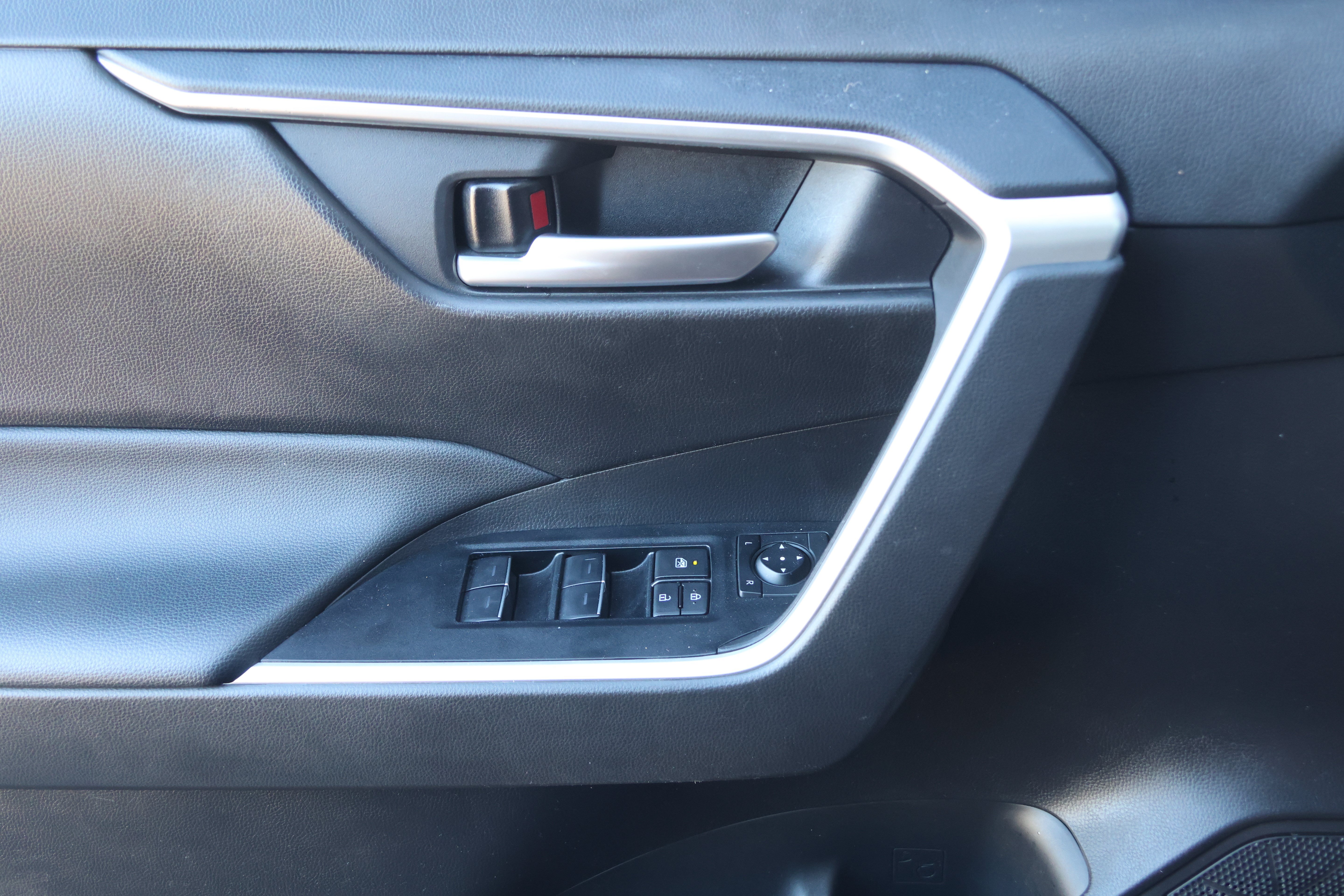 Used 2025 Toyota RAV4 XLE w/ Convenience Package FWD image 9