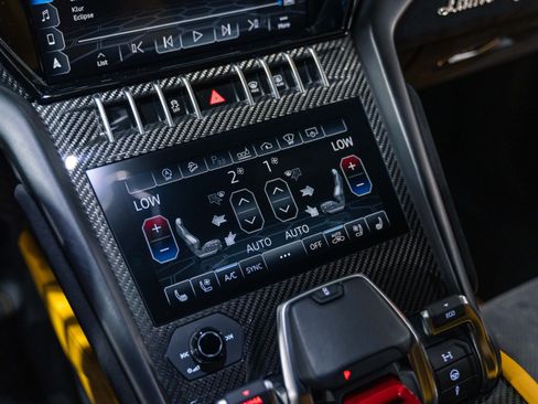 Used 2021 Lamborghini Urus AWD/4WD image 43