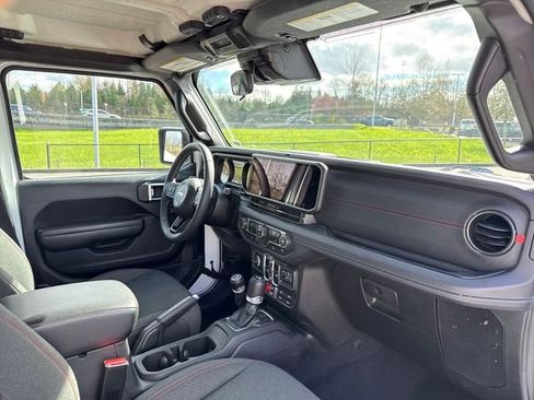 Used 2025 Jeep Wrangler Unlimited Rubicon AWD/4WD image 17