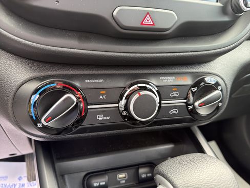 Used 2025 Kia Soul LX w/ LX Technology Package FWD image 18