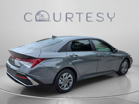 Used 2025 Hyundai Elantra Hybrid FWD image 5