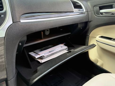 Used 2017 Chrysler 300 Limited image 31