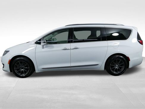 Used 2018 Chrysler Pacifica Limited w/ Tire & Wheel Group FWD image 6