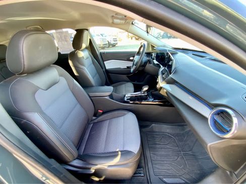 Certified 2025 Chevrolet Trax LT w/ Driver Confidence Package image 18