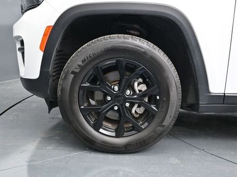 Used 2025 Jeep Grand Cherokee Altitude AWD/4WD image 19