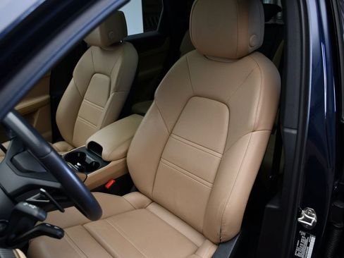 Certified 2025 Porsche Cayenne AWD/4WD image 39
