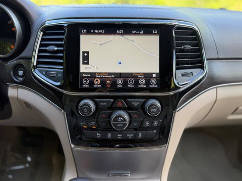 Used 2019 Jeep Grand Cherokee Overland AWD/4WD image 19