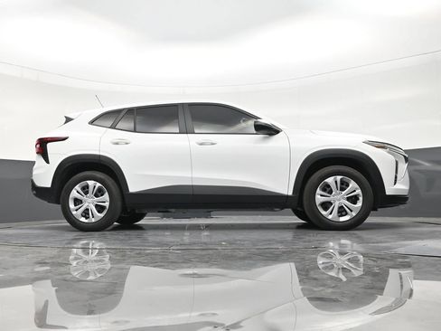 Used 2026 Chevrolet Trax LS FWD image 25