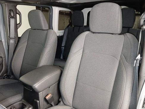 Used 2025 Jeep Wrangler Unlimited Sahara image 11