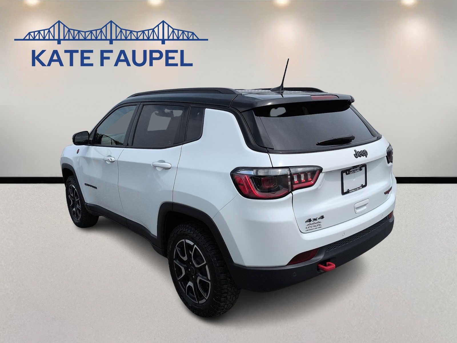 Used 2025 Jeep Compass Trailhawk AWD/4WD image 5