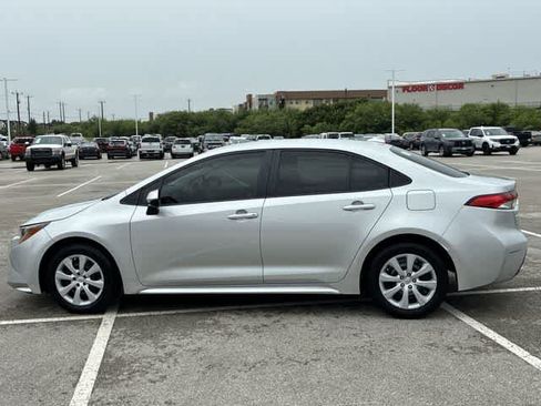 Used 2022 Toyota Corolla LE FWD image 3