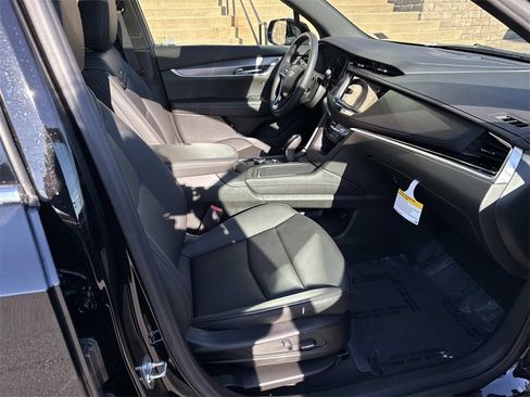Used 2025 Cadillac XT6 Luxury image 11