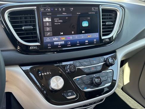 Used 2024 Chrysler Pacifica Touring-L FWD image 15