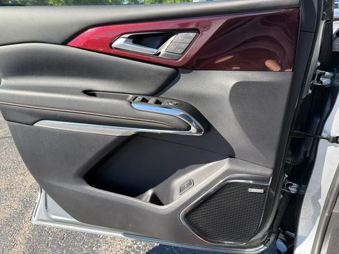 Certified 2024 Chevrolet Traverse RS w/ LPO, Floor Liner Package AWD/4WD image 17