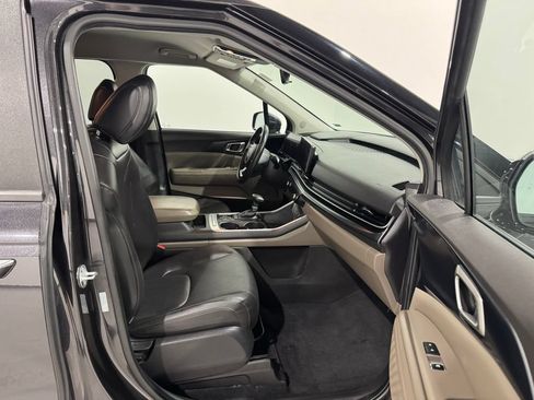 Used 2025 Kia Carnival FWD image 22