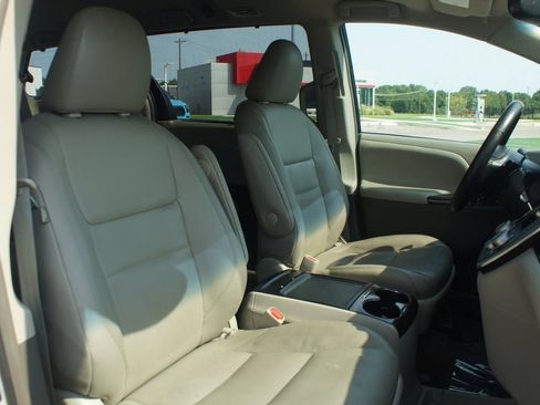 Used 2017 Toyota Sienna XLE Premium FWD image 24