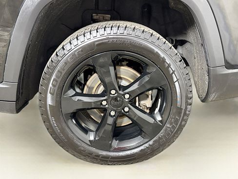Used 2023 Jeep Grand Cherokee L Laredo AWD/4WD image 28