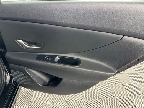 Used 2025 Hyundai Elantra SE image 25