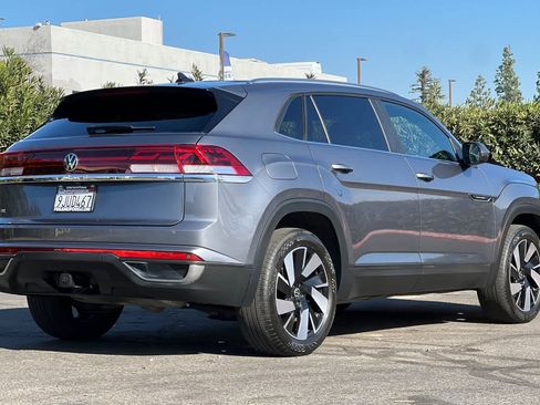 Used 2024 Volkswagen Atlas Cross Sport SE image 2