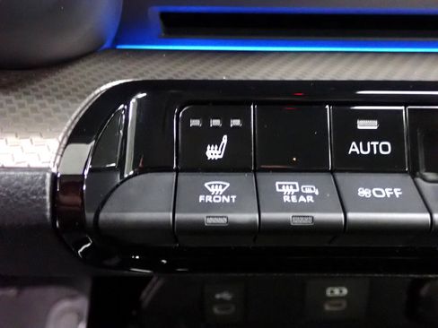 Used 2024 Toyota Prius XLE image 17