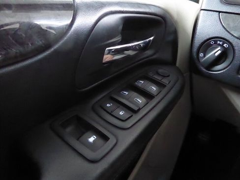 Used 2016 Dodge Grand Caravan SXT image 17