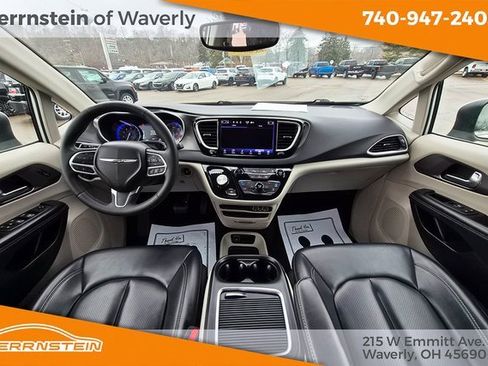 Used 2023 Chrysler Pacifica Touring-L image 6