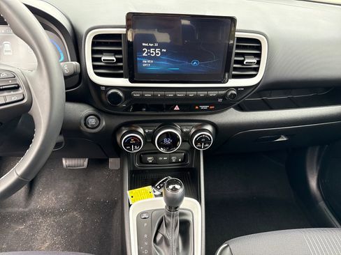 Certified 2025 Hyundai Venue Limited FWD image 17