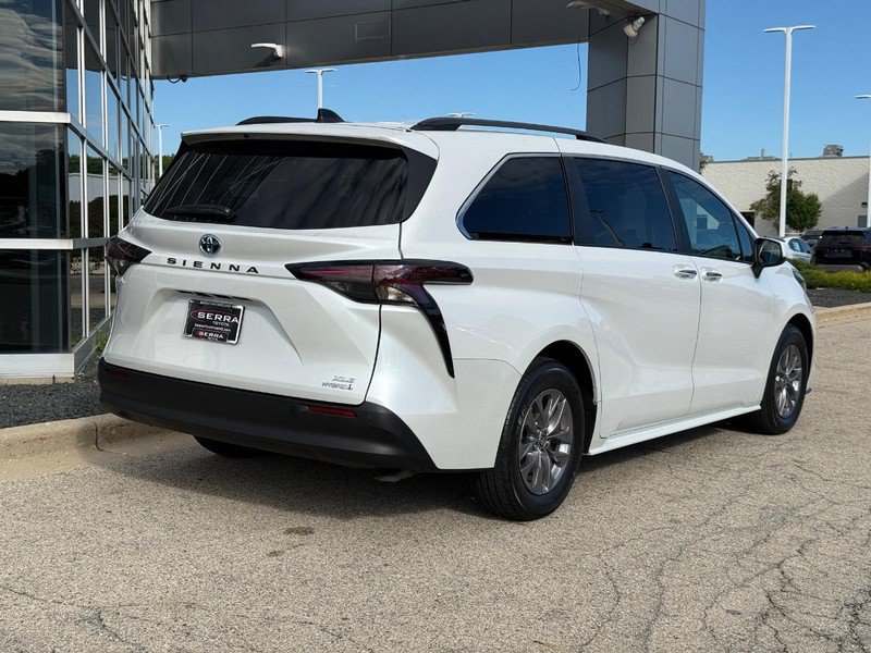 Used 2024 Toyota Sienna XLE FWD image 3