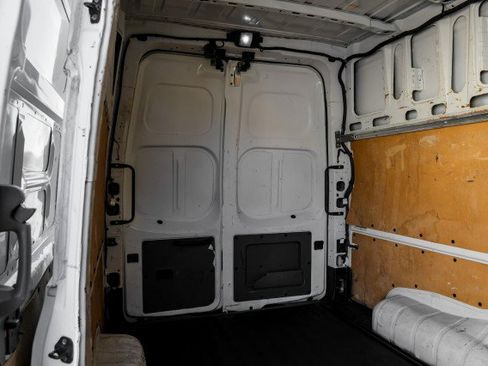 Used 2020 Nissan NV 2500 SV image 31