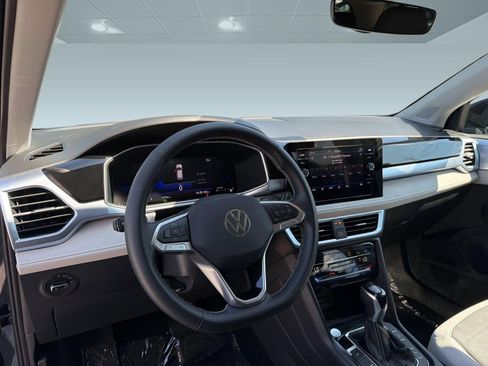 Used 2025 Volkswagen Taos SE AWD/4WD image 4