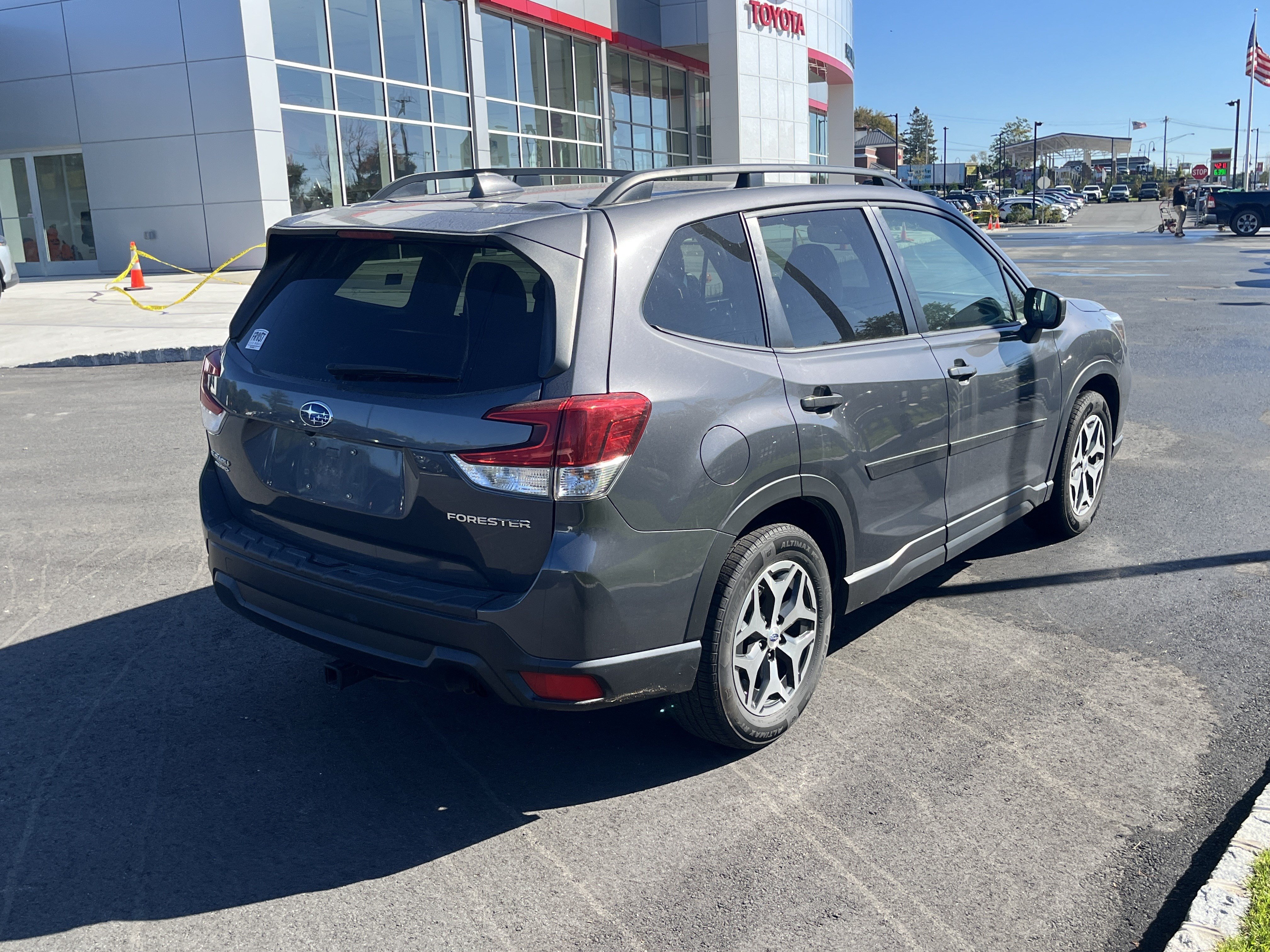 Used 2020 Subaru Forester Premium AWD/4WD image 3