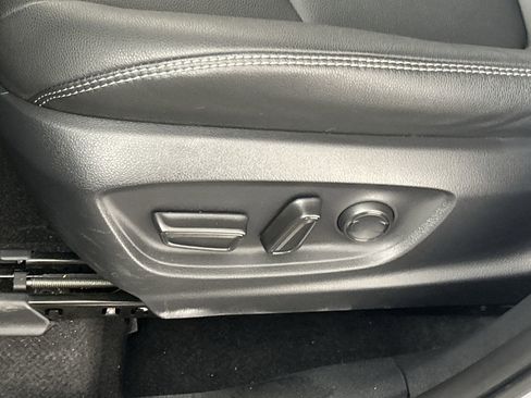 Used 2024 Toyota Corolla Cross XLE w/ Convenience Package FWD image 19