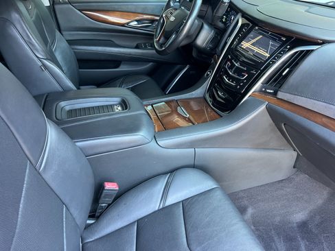Used 2020 Cadillac Escalade Luxury AWD/4WD image 18