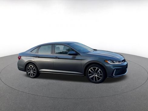 Used 2025 Volkswagen Jetta SE image 2