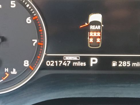 Used 2025 Mitsubishi Outlander SE image 2