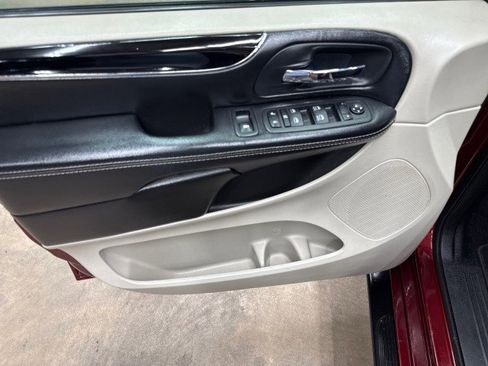 Used 2019 Dodge Grand Caravan SXT image 29