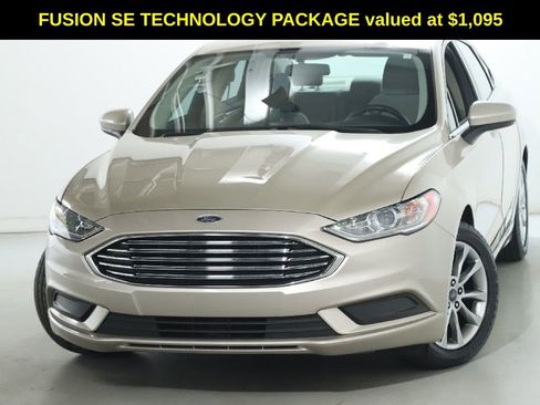 Used 2017 Ford Fusion SE w/ Fusion SE Technology Package image 3