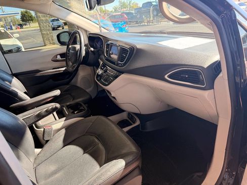 Used 2019 Chrysler Pacifica Touring-L image 43
