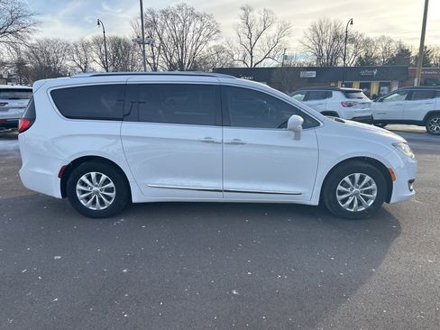 Used 2018 Chrysler Pacifica Touring-L Plus image 4