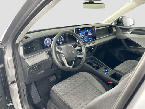 Certified 2025 Volkswagen Tiguan S image 9