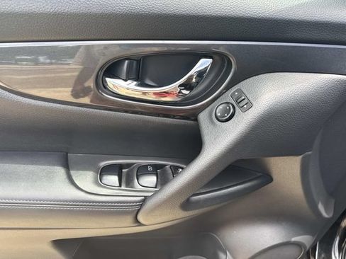 Used 2020 Nissan Rogue SV FWD image 25