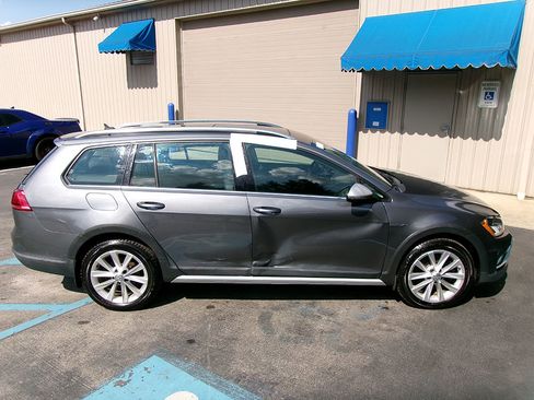 Used 2017 Volkswagen Golf Alltrack SE image 1