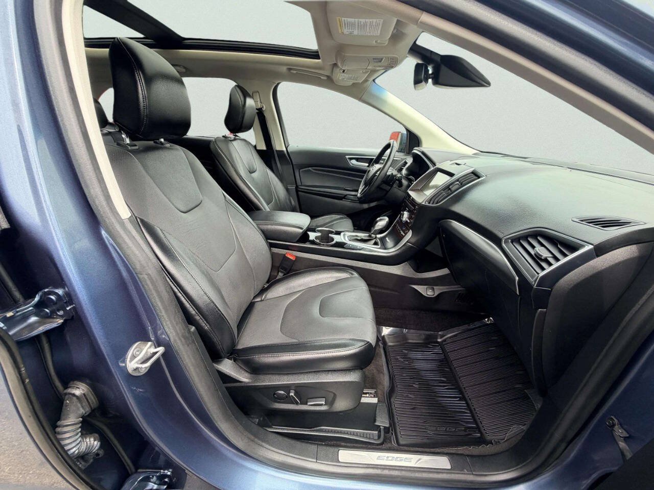 Used 2018 Ford Edge Titanium w/ Equipment Group 302A AWD/4WD image 28