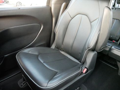 Used 2022 Chrysler Pacifica Limited w/ Uconnect Theater Family Group image 12