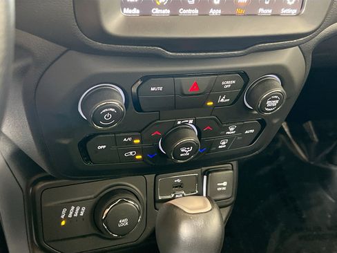 Used 2021 Jeep Renegade Limited image 16