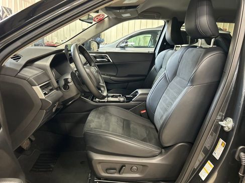 Used 2025 Mitsubishi Outlander SE image 12