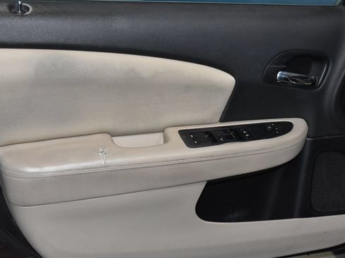 Used 2012 Chrysler 200 Touring FWD image 4